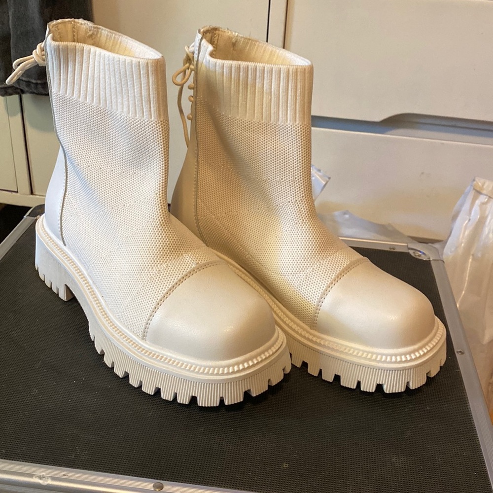 CHELSEA BOOTS